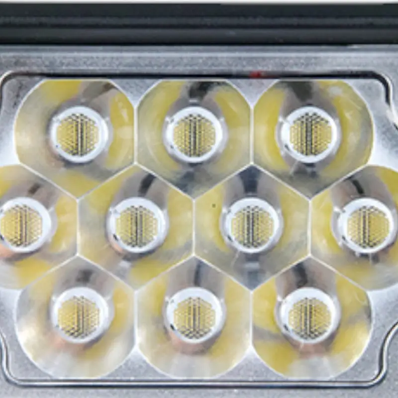 Spot solaire extérieur LED sur piquet