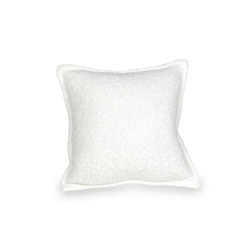 Petit coussin de jeu pour canapé en bouclé blanc