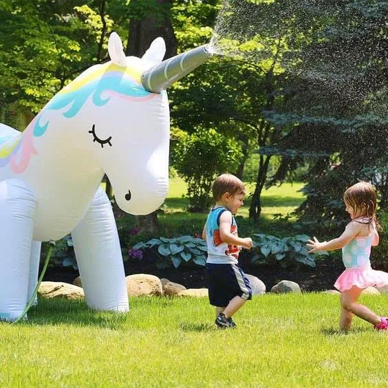 Arroseur gonflable licorne géant