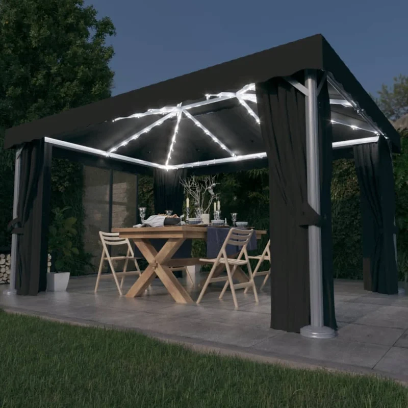 Prieel Met Gordijn En Led-Lichtslinger