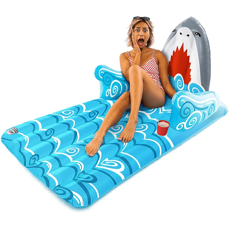 Chaise longue gonflable géante avec tête de requin