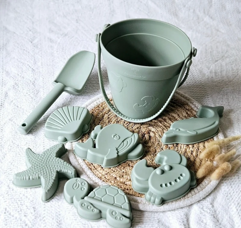 Seau et accessoires de plage en silicone "Sauge"