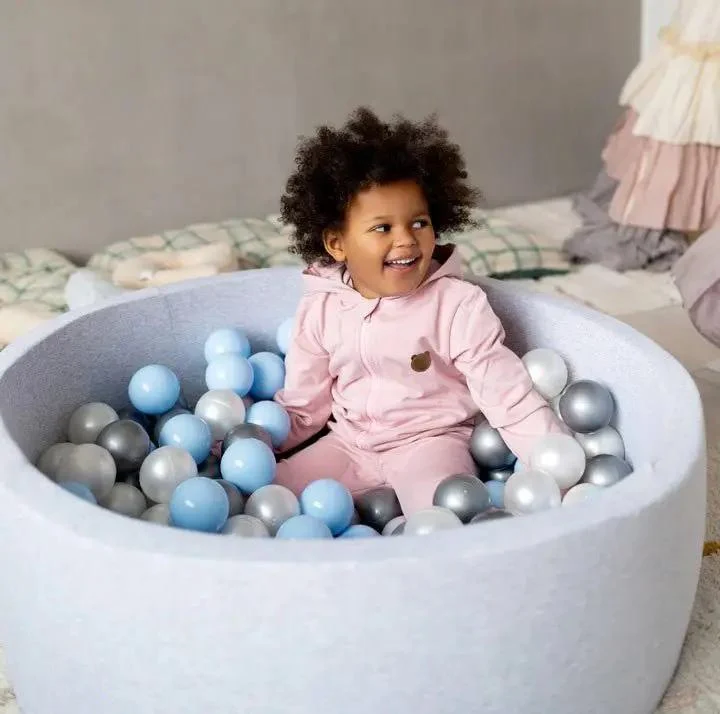 Piscine à balles - ronde 90x30 cm, gris clair en coton (+ 200 boules bleu clair, argent, perle) – Plush Nest