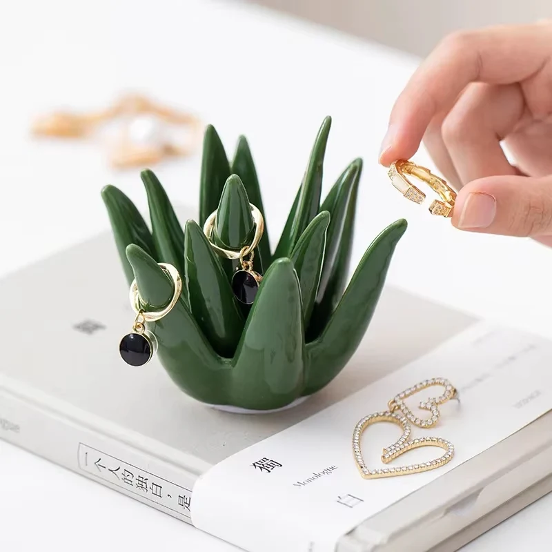 AloeHold – Smykkeholder med aloe vera design