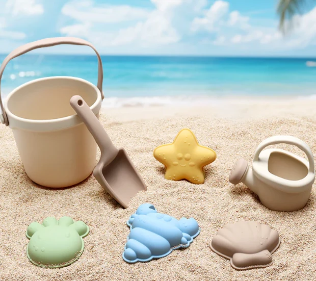 Seau en silicone avec arrosoir, pelle et moules - Beige