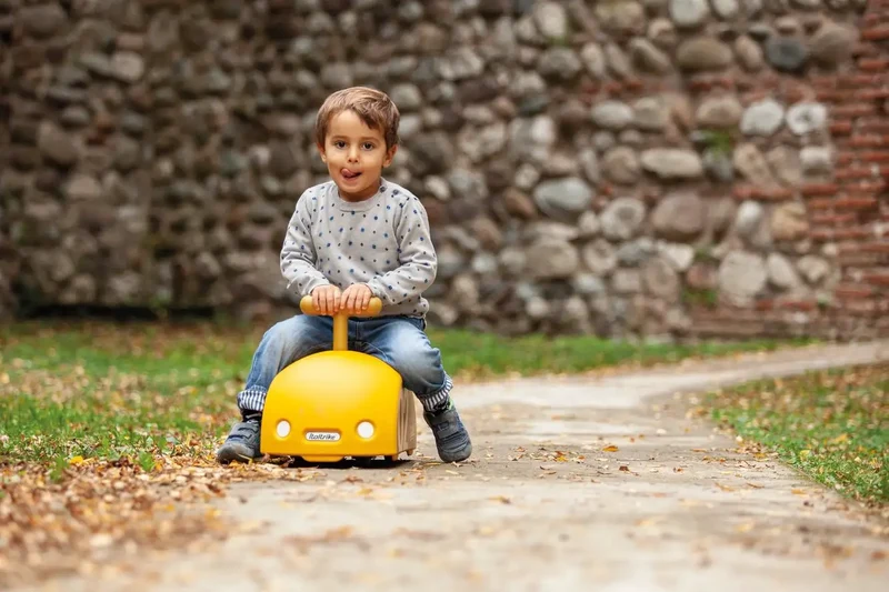 Porteur Ginetta Jaune 360 Degres Robuste Design Pour Tout Petit Explorateur 1 A 4 Ans Italtrike