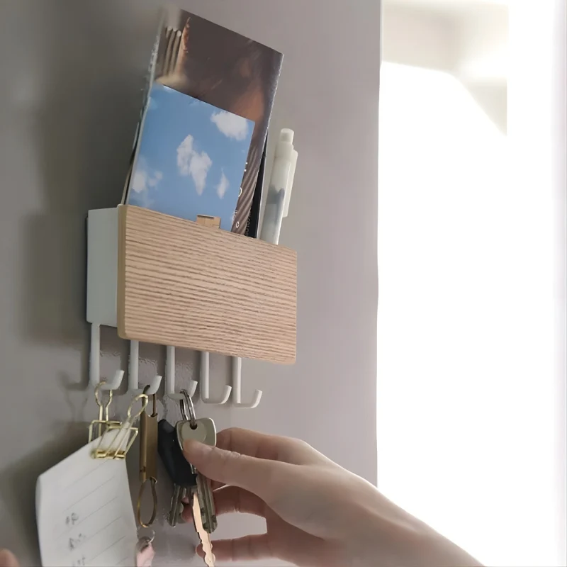 HangMate – Vægmonteret Reol med Flere Krog og Rektangulært Design