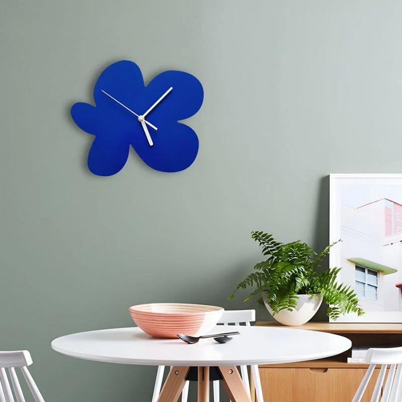 FloraClock - Dekorativ vægur med blomsterdesign