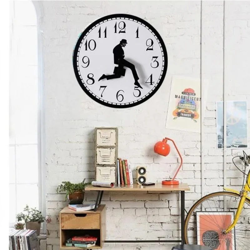 MotionClock - Dekorativt vægur med løbende statuette design