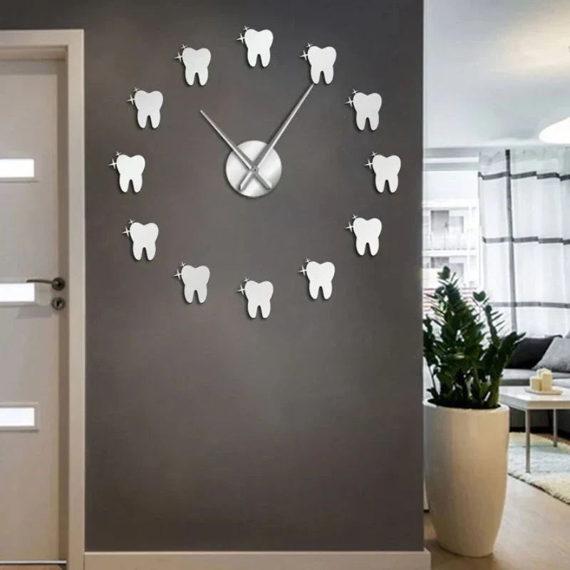 SmileClock - Dekorativt vægur med tand inspireret design