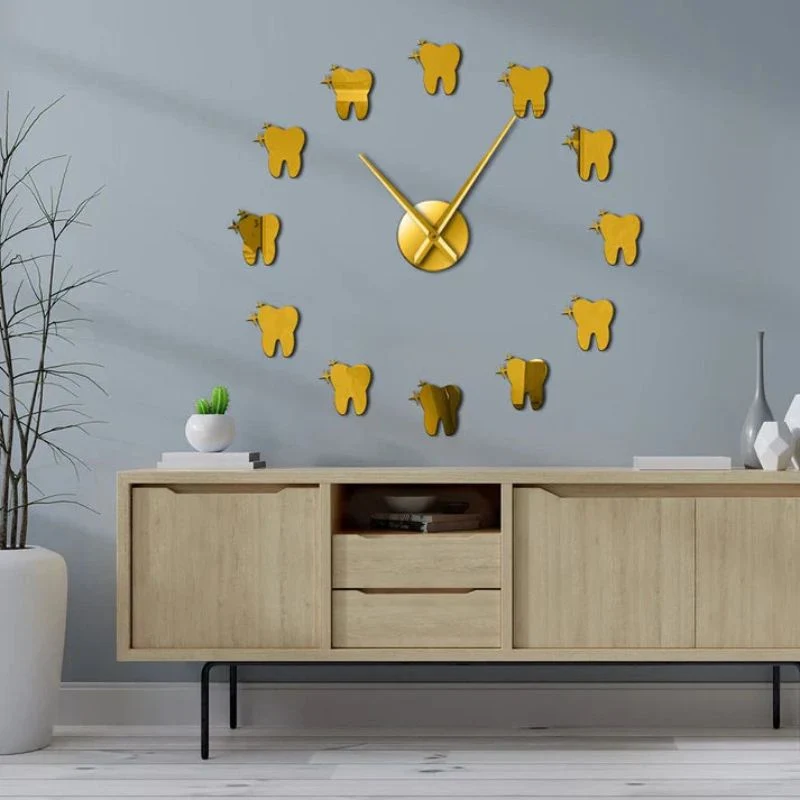 SmileClock - Dekorativt vægur med tand inspireret design