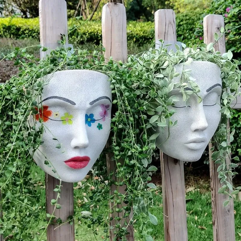 FloraMask - Vægmonteret blomsterpotte med ansigtsformet design