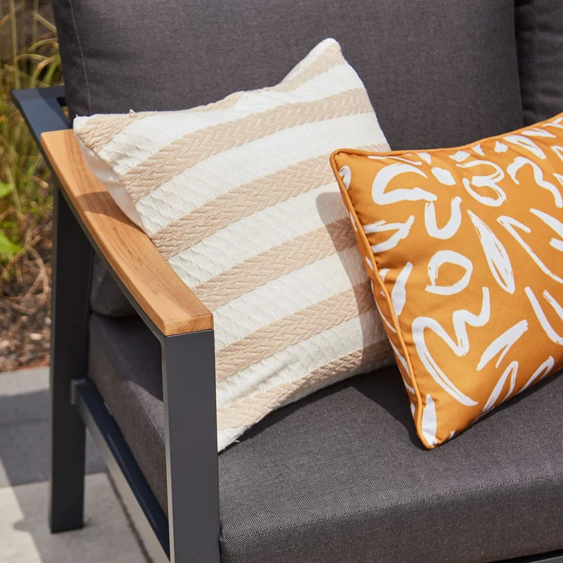Coussin extérieur 18 x 18 po - Jaune safran brodé jaune