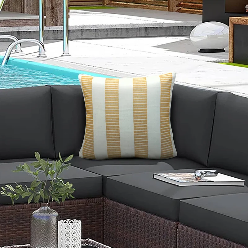 Coussin extérieur 18 x 18 po - Jaune safran brodé jaune