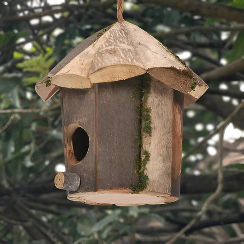 BirdHut – Hytteformet Fuglehus med Ophængssnor til Haven