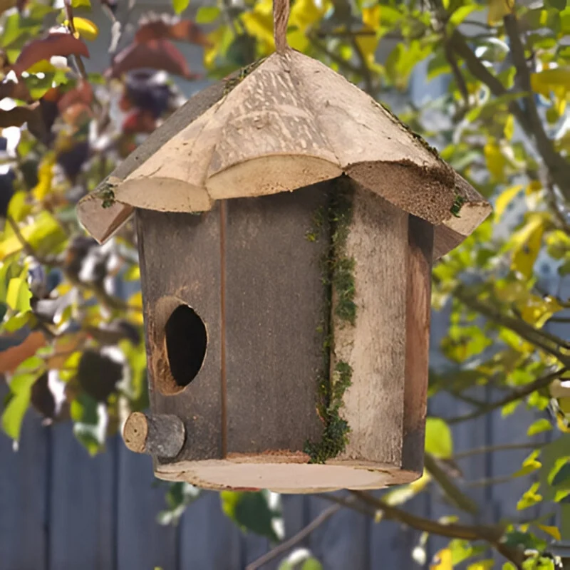 BirdHut – Hytteformet Fuglehus med Ophængssnor til Haven