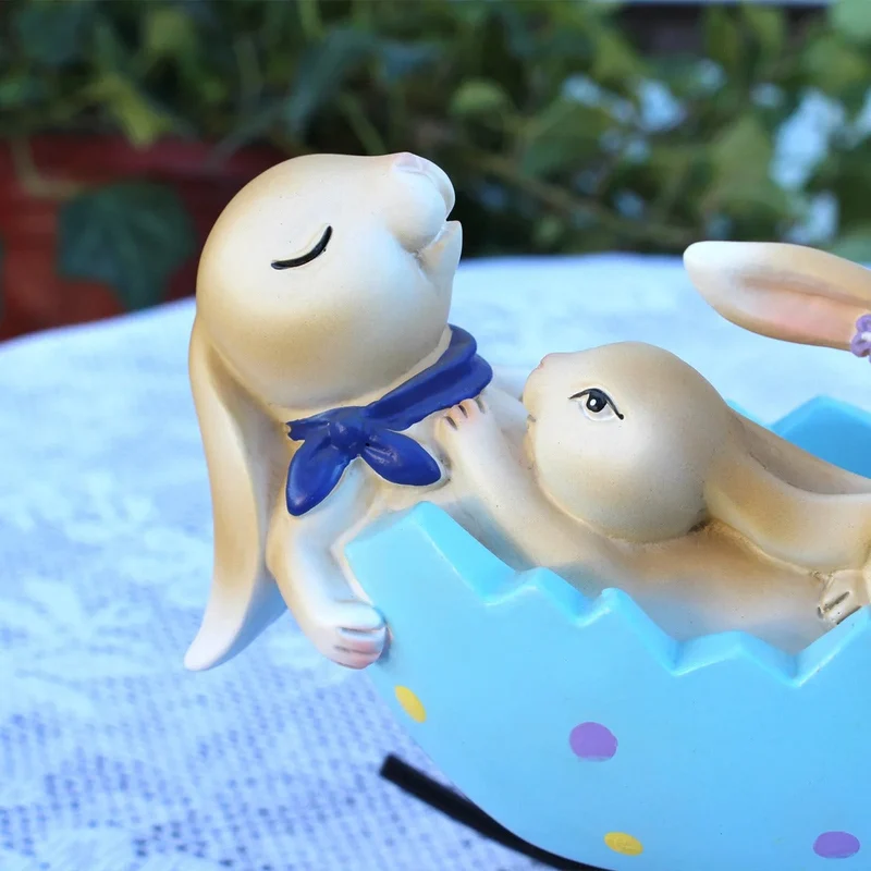 BunnyCharm – Påskehare-ornament i harpiks med gyngende æg og pastelfinish
