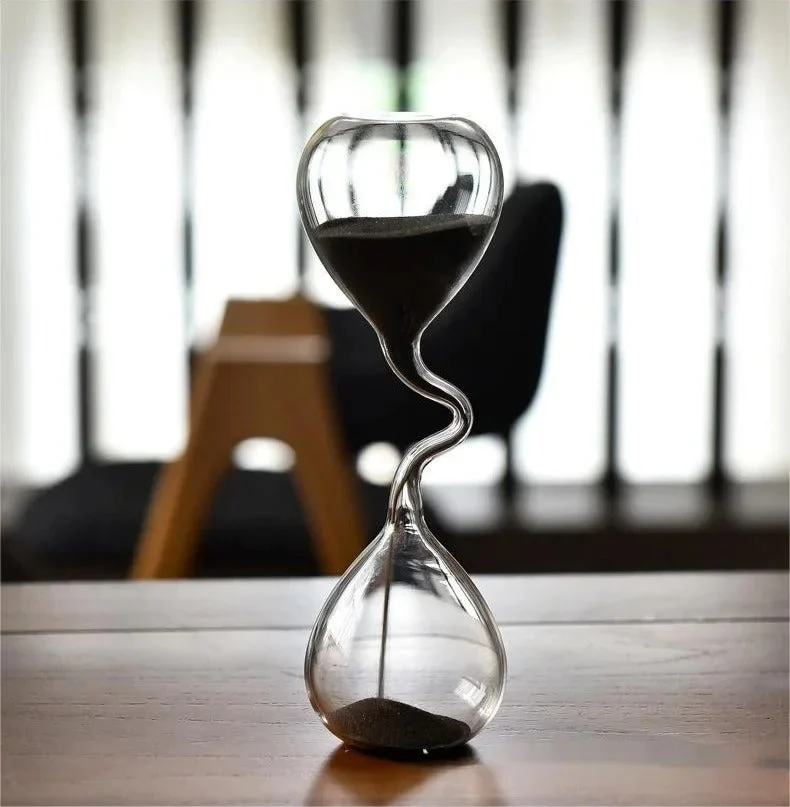 CurvyTime – Sort timeglas med elegant buet design