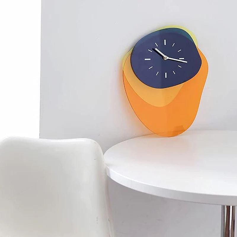 BurstTime – Farverigt kunstnerisk vægur med lydløs gang og legende design i uregelmæssige former