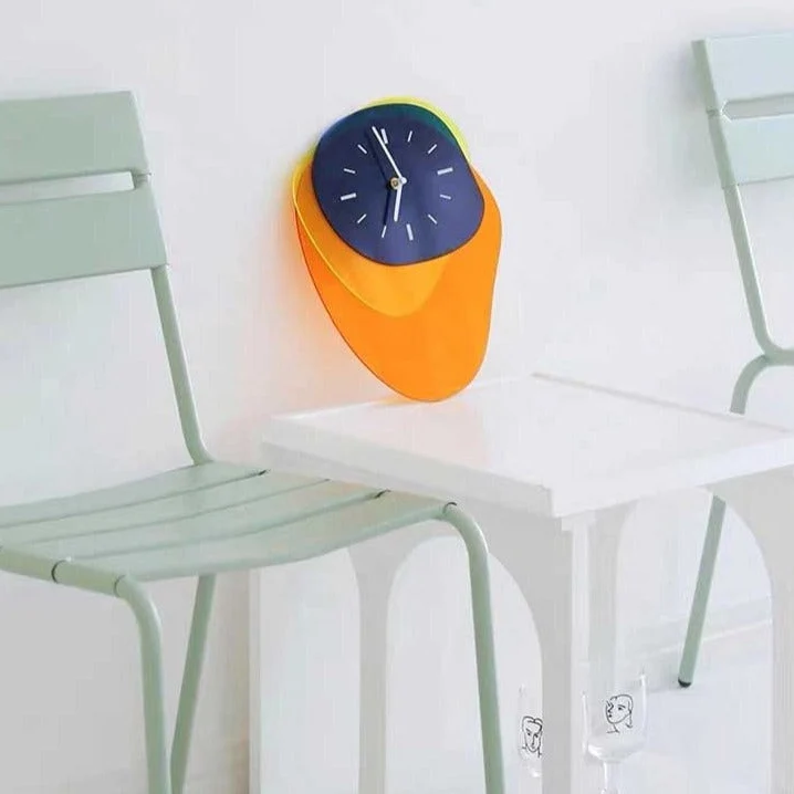 BurstTime – Farverigt kunstnerisk vægur med lydløs gang og legende design i uregelmæssige former