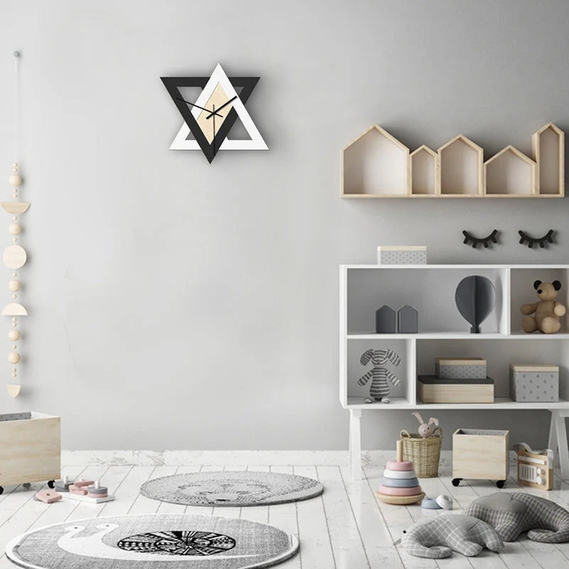 TriadGlow - Kunstnerisk triade vægur med moderne flair