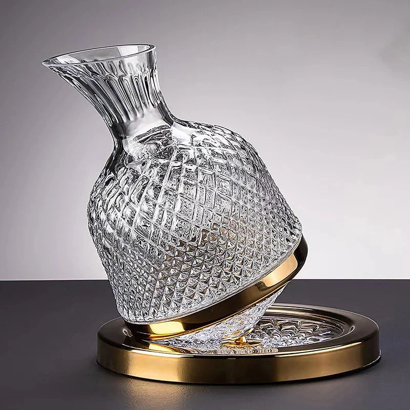 SpineElle - Elegant serveringskaraffel i krystal med roterende bund og facetslebet design