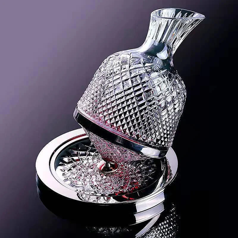 SpineElle - Elegant serveringskaraffel i krystal med roterende bund og facetslebet design