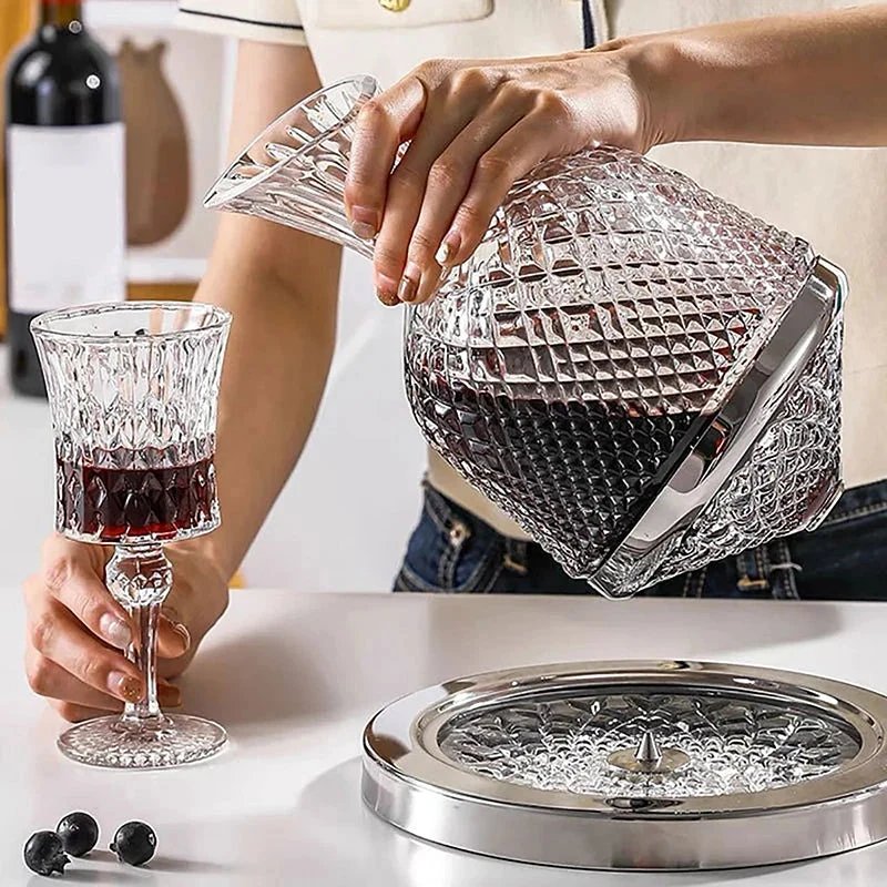 SpineElle - Elegant serveringskaraffel i krystal med roterende bund og facetslebet design