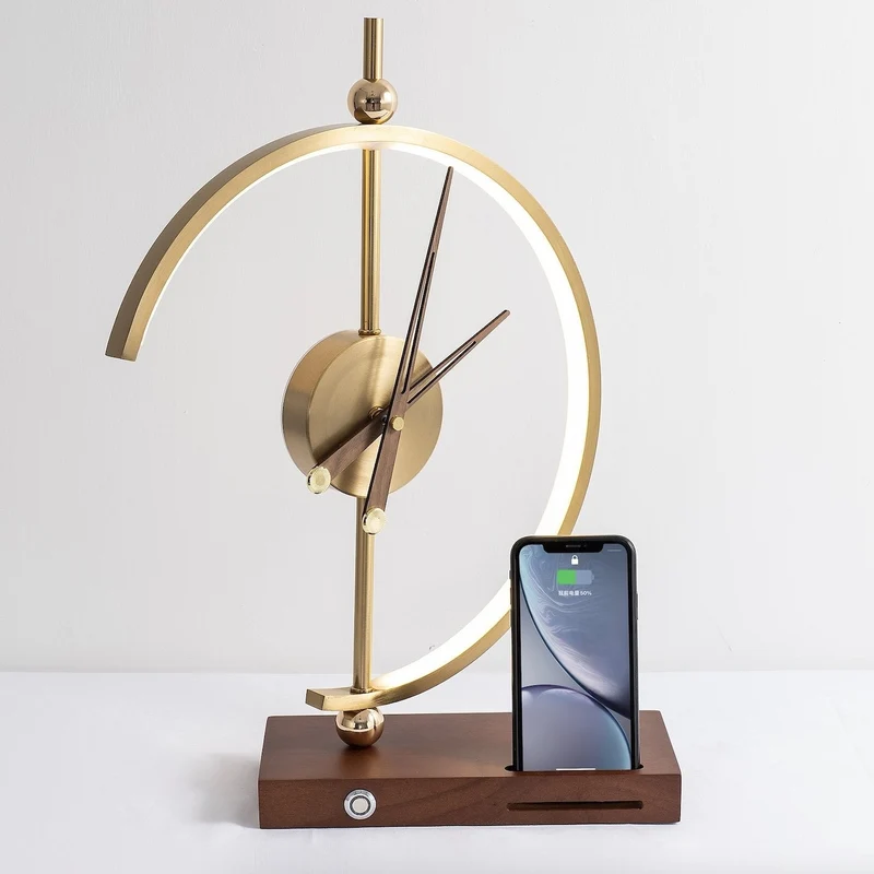 LumaSync – Multifunktionel Lampe, Ur og Trådløs Oplader til Moderne Hjem