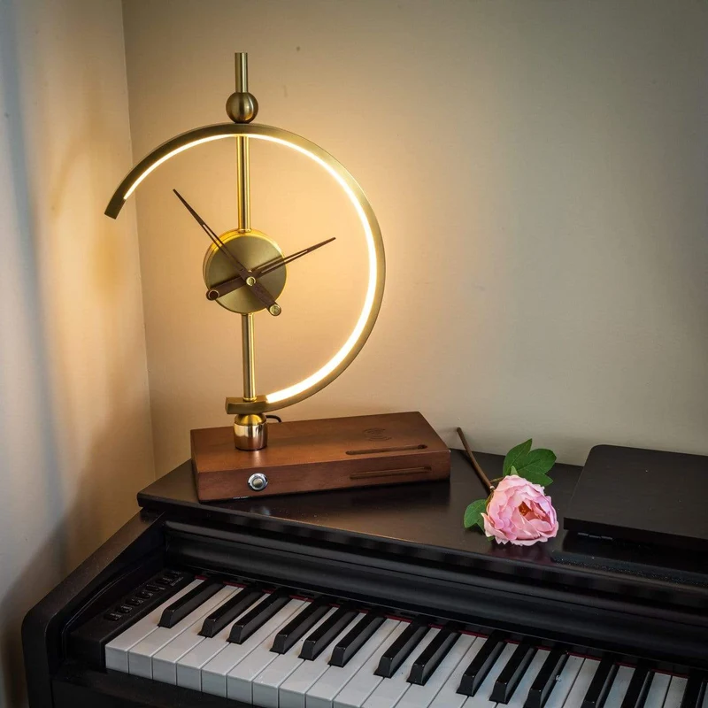 LumaSync – Multifunktionel Lampe, Ur og Trådløs Oplader til Moderne Hjem