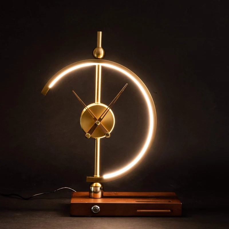 LumaSync – Multifunktionel Lampe, Ur og Trådløs Oplader til Moderne Hjem
