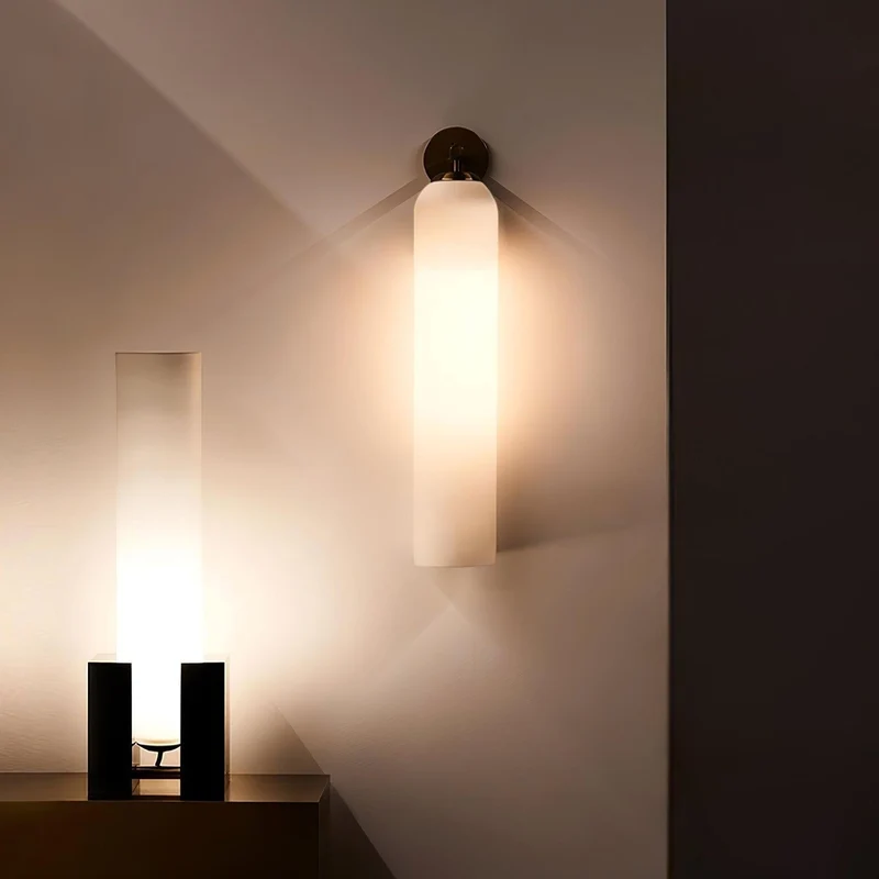 GlowLine – Minimalistisk væglampe med slank cylinderform og blød omgivende belysning