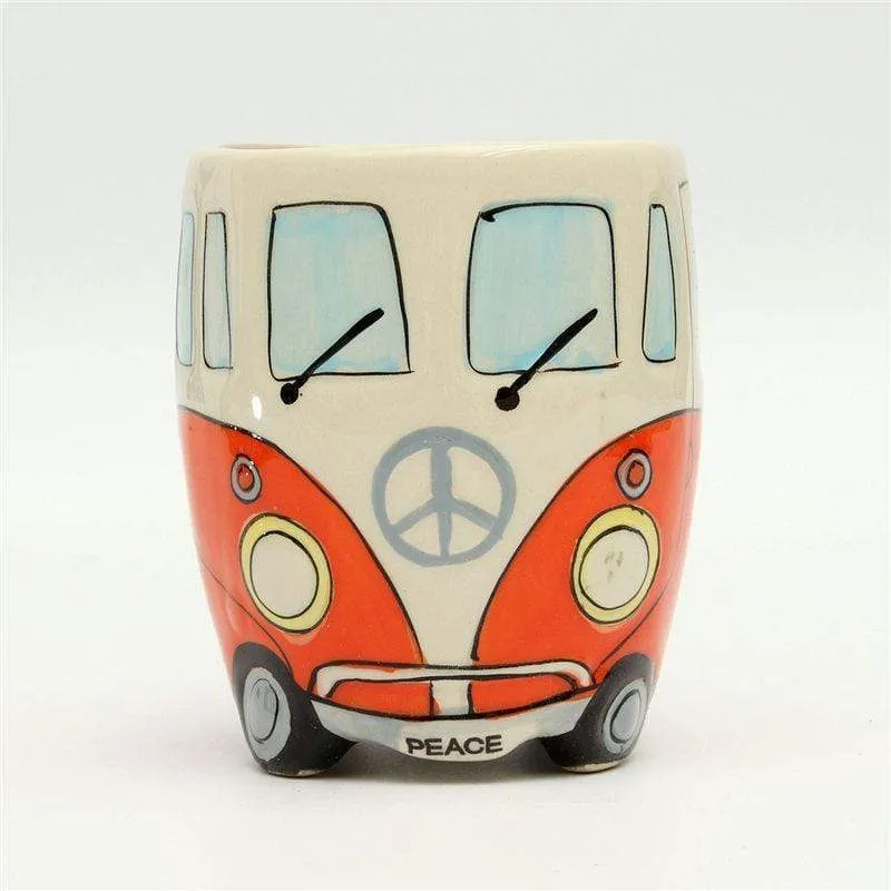 CamperMug – Farverigt kaffekrus med hippiebus-tema og livligt tegneseriedesign