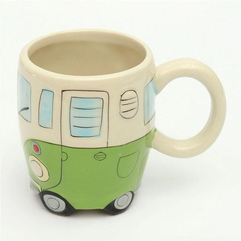 CamperMug – Farverigt kaffekrus med hippiebus-tema og livligt tegneseriedesign