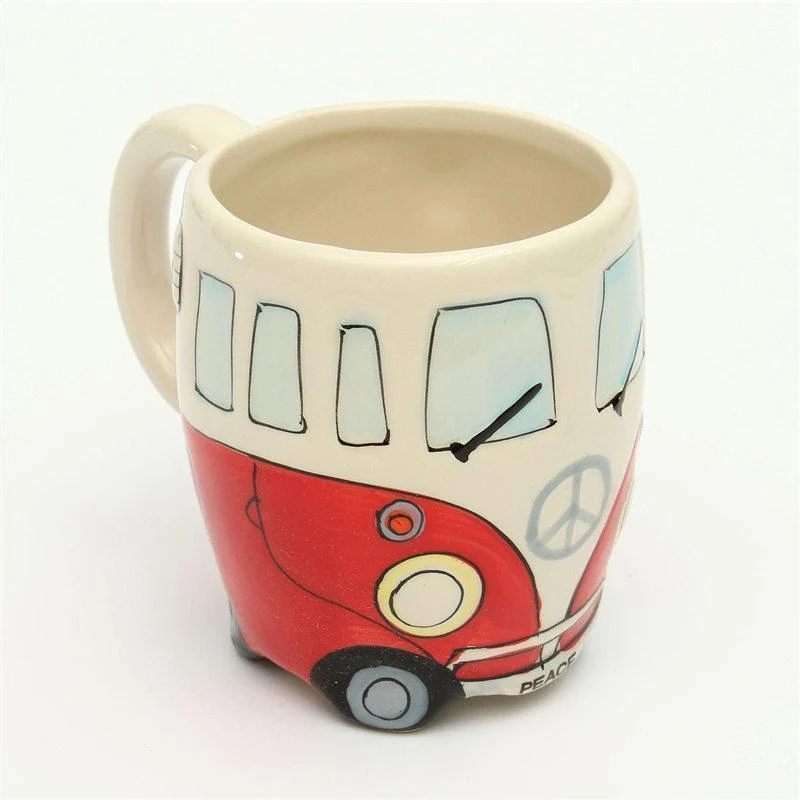 CamperMug – Farverigt kaffekrus med hippiebus-tema og livligt tegneseriedesign