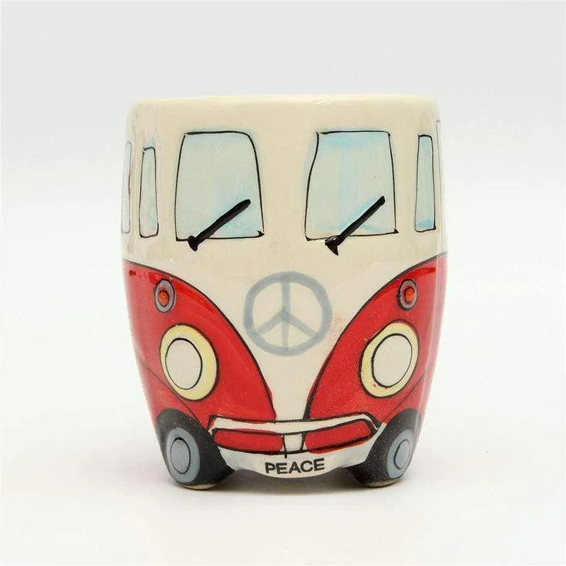 CamperMug – Farverigt kaffekrus med hippiebus-tema og livligt tegneseriedesign