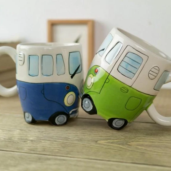 CamperMug – Farverigt kaffekrus med hippiebus-tema og livligt tegneseriedesign