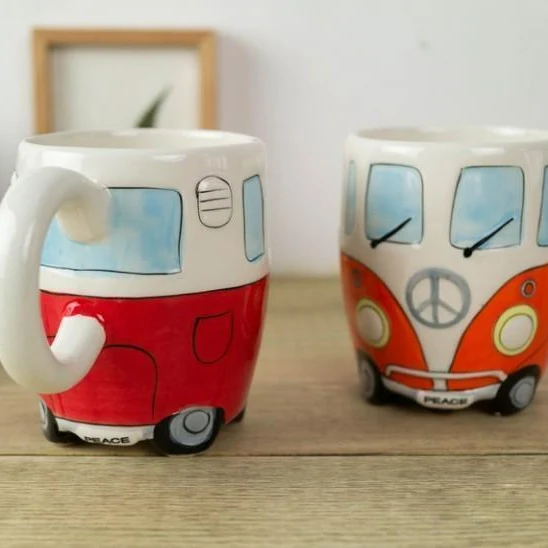 CamperMug – Farverigt kaffekrus med hippiebus-tema og livligt tegneseriedesign
