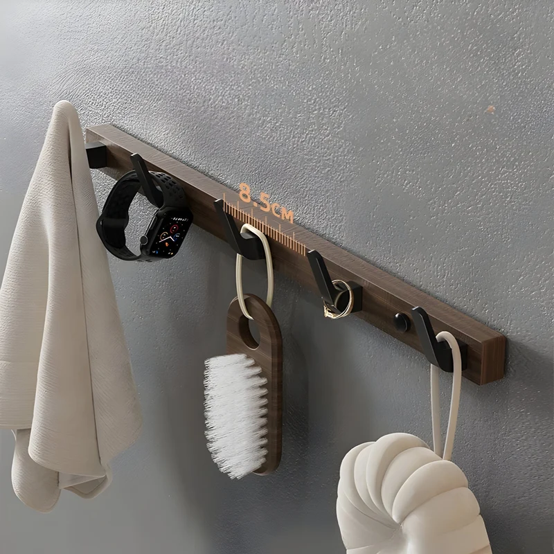WalnutWisp - Minimalistisk vægkrog med naturlig træåring og glat finish