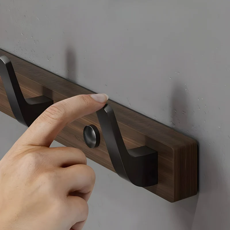 WalnutWisp - Minimalistisk vægkrog med naturlig træåring og glat finish