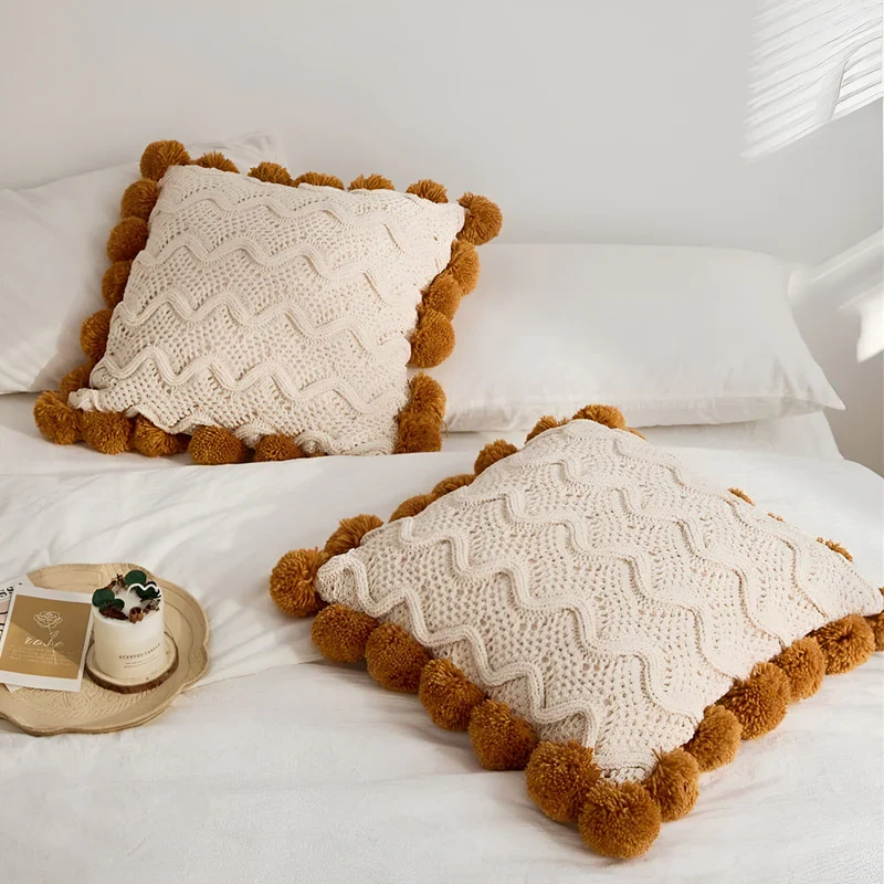 CozyTassel – Stilfuldt pudebetræk med pompon detaljer for et dekorativt touch