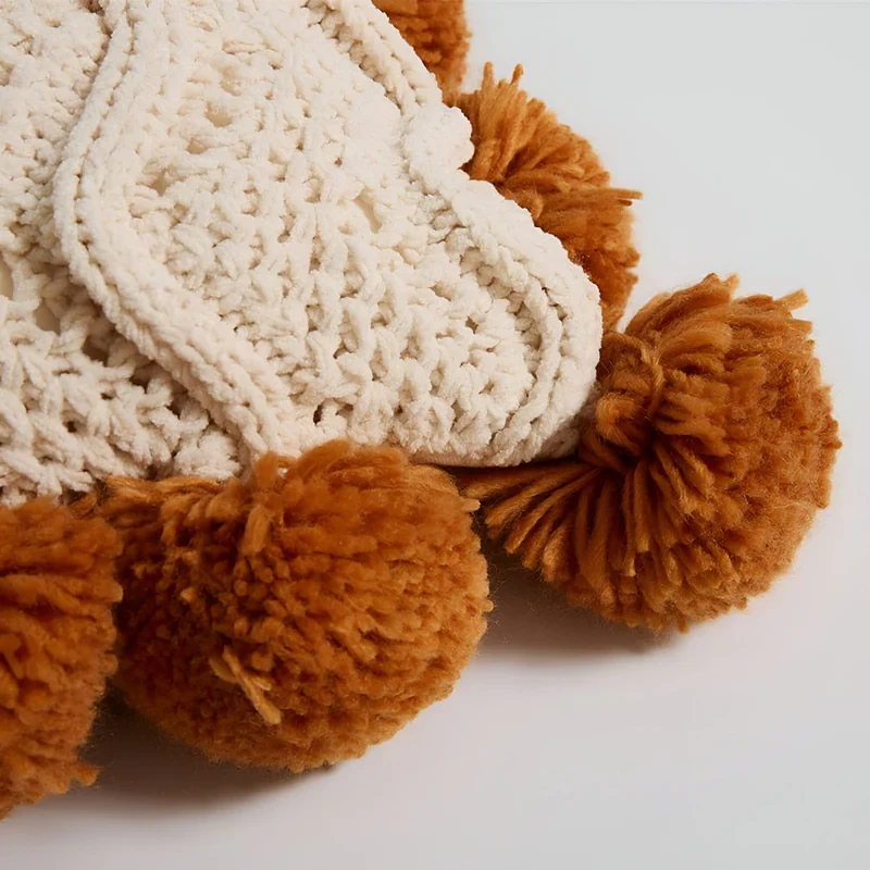 CozyTassel – Stilfuldt pudebetræk med pompon detaljer for et dekorativt touch