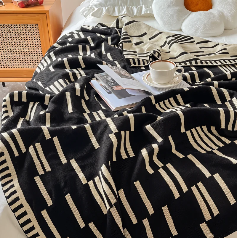 ComfyNest – Blødt tæppe med elegant stribet design for hyggelig komfort
