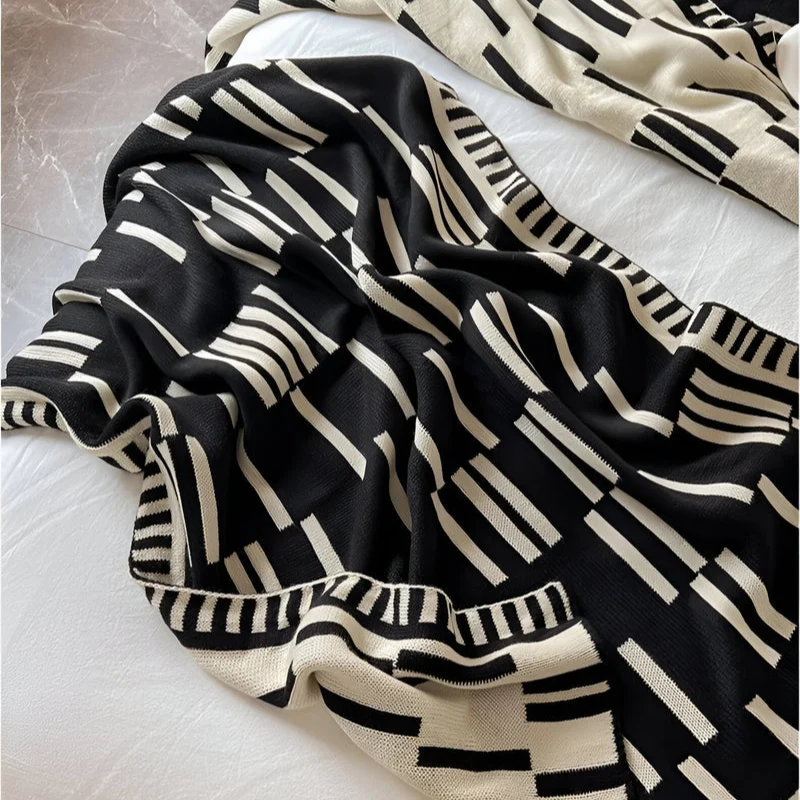ComfyNest – Blødt tæppe med elegant stribet design for hyggelig komfort