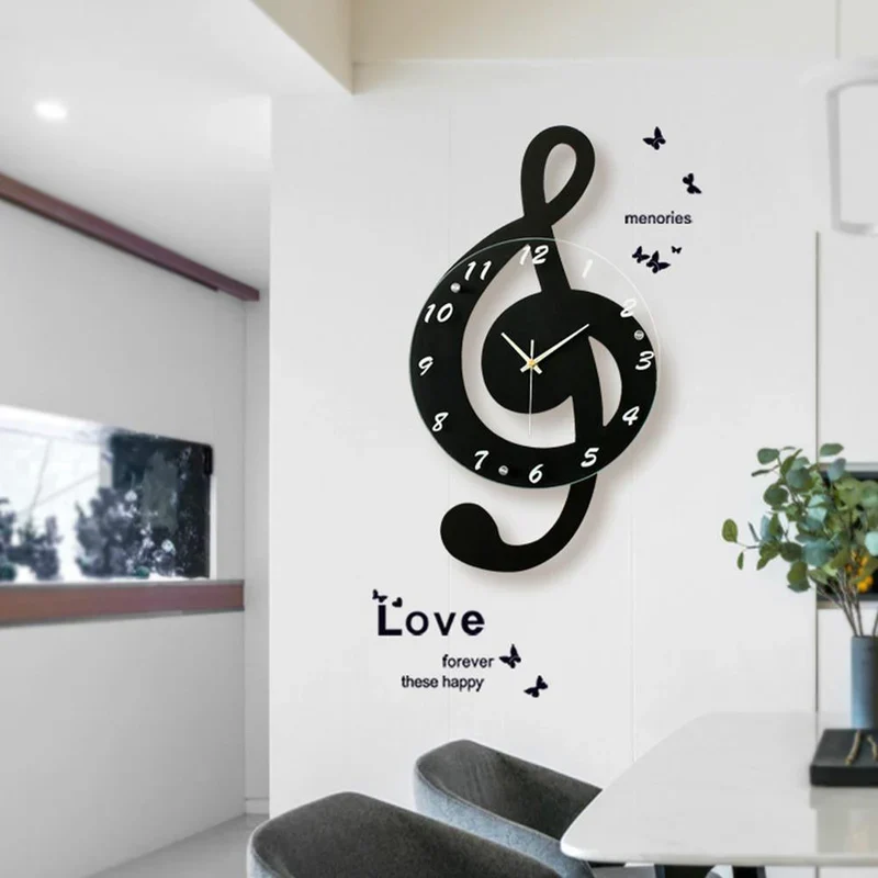 NoteForma – Moderne vægur med G nøgle kunstnerisk design