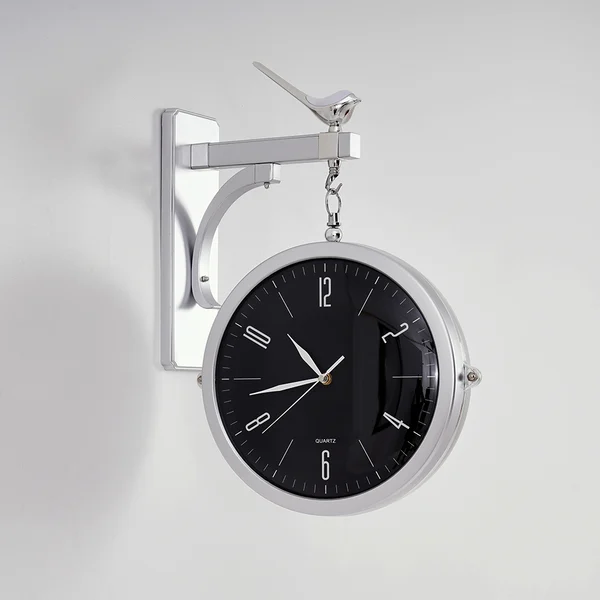 RomanTime – Dobbeltsidet vægur med romertal for klassisk elegance