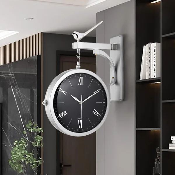 RomanTime – Dobbeltsidet vægur med romertal for klassisk elegance