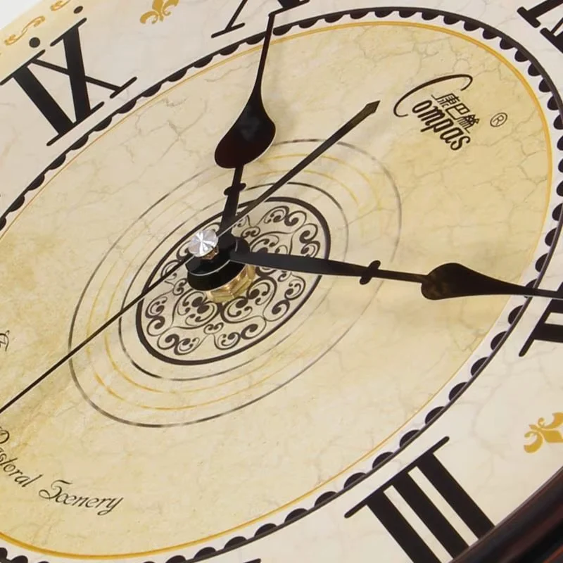 RetroTime – Vintage vægur med holdbar ramme til klassisk indretning og lydløst kvartsurværk