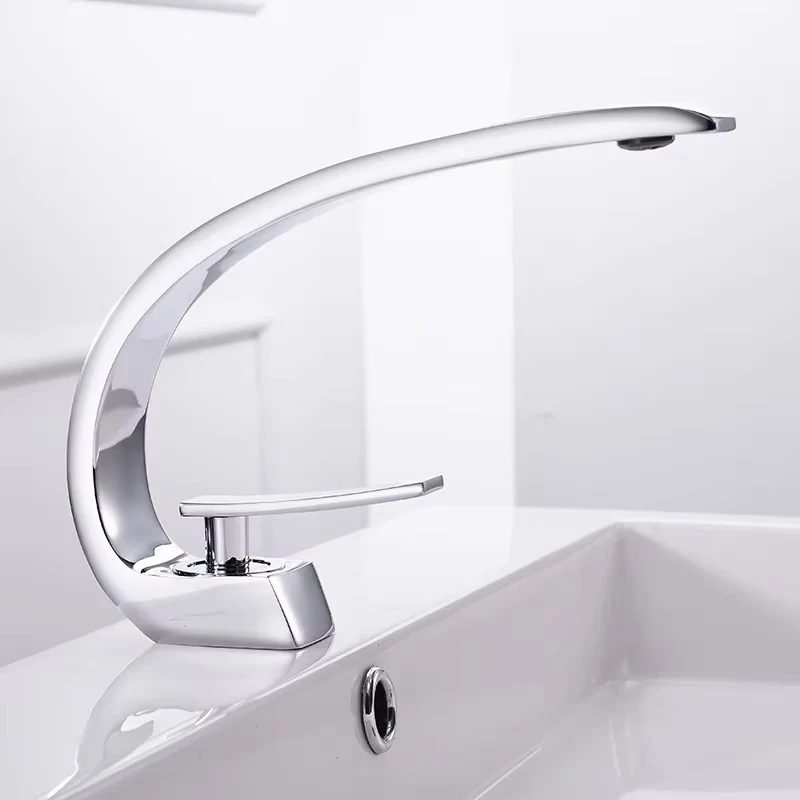 AquaForma - Slank brusearmatur med drypfrit design for jævn vandgennemstrømning