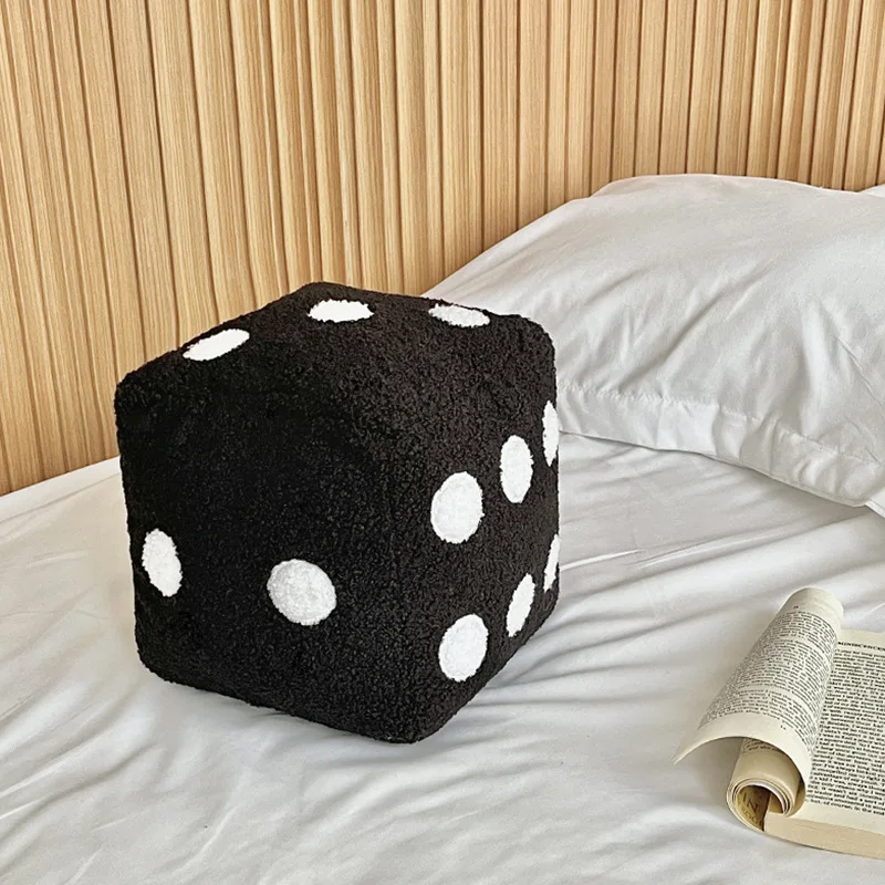 DiceComfort – Plys terningformet pude til sjove og hyggelige hjemmeaccenter